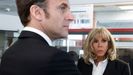 Emmanuel Macron y su mujer, Brigitte, durante una visita al laboratorio del Instituto Curie, en Saint-Cloud