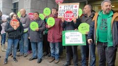 Miembros de la PAH, a las puertas de la empresa de vivienda de Gijn, protestan contra un desahucio.Miembros de la PAH, a las puertas de la empresa de vivienda de Gijn, protestan contra un desahucio 