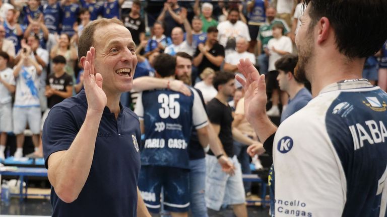 Quique Domínguez, entrenador del Cangas: «Superamos todos los obstáculos con unión, convicción y confianza»