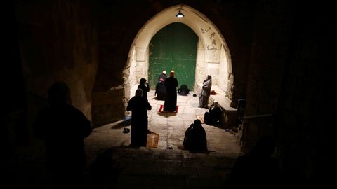 Los fieles musulmanes realizan oraciones de Ramadn en la Ciudad Vieja de Jerusaln