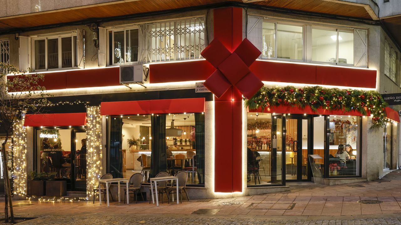 Ruta de las cascadas de Quiroga.Imagen de archivo de turistas y peregrinos en el Cabo Fisterra, uno de los principales destinos de la Costa da Morte