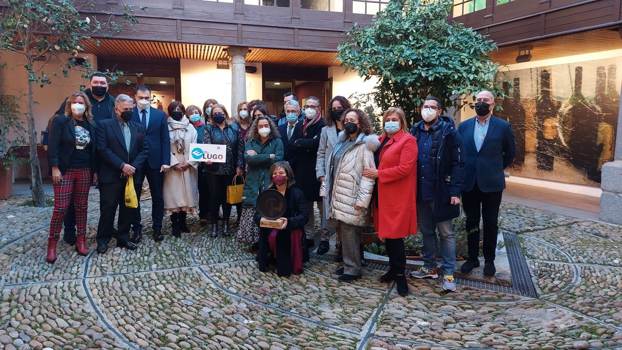 O Trangalln y Casiano, y sus mil y una noches de carnaval en Ourense.Representantes de personal sanitario del distrito del hospital comarcal de Monforte en la presentacin de las jornadas gastronmicas. En el centro, la directora del hospital, Inmaculada Ramos