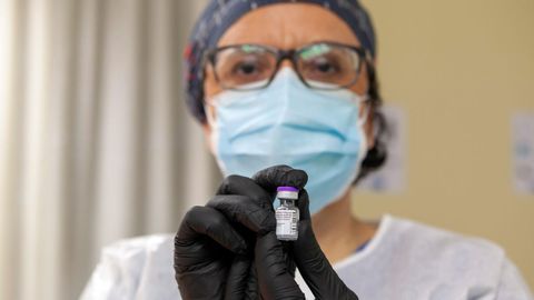 Una sanitaria muestra un vial con la vacuna de Pfizer contra la covid-19 en una residencia de Mérida, este domingo