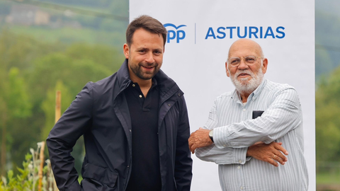 El presidente del Partido Popular de Asturias, �lvaro Queipo, y el presidente del Partido Popular de la junta local del Monsacro y Ribera, Luis Felipe Gonz�lez