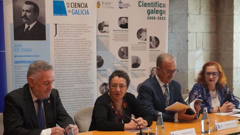 Antonio Rigueiro, Rosario lvarez, Juan Lema e Elena Vzquez Cendn durante a presentacin do libro