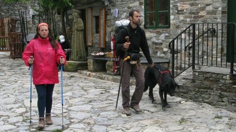 Peregrinos con perro en O Cebreiro.