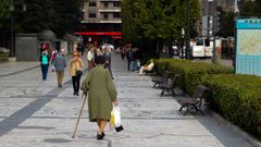 viandantes pasean por el Paseo de los lamos en Oviedo