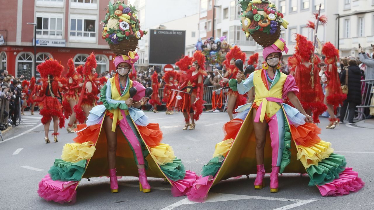 Desfile de carnaval de Foz.El claustro rehabilitado y la arquitecta que dirigi el proyecto, Cristina Ansede