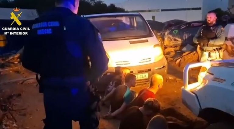 Imagen facilitada por la Guardia Civil, cuyos agentes detuvieron a cinco personas por robar un contenedor con 200 llantas que había arrastrado la corriente en Ribarroja