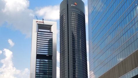 La Torre Cepsa, en Madrid, fue adquirida por Amancio Ortega a traves de su brazo inversor, Pontegadea, en el 2016. Pagó 490 millones de euros.