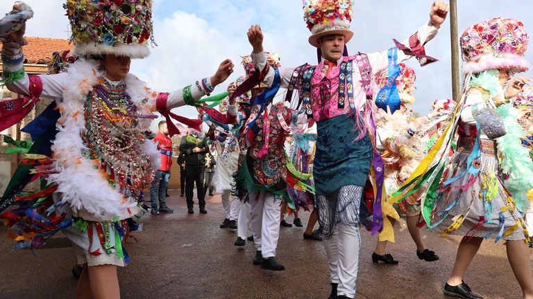 <span lang="gl">As madamas e galáns de Cobres anticipan o entroido na contorna de Pontevedra</span>