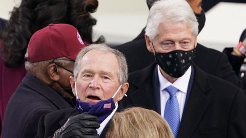 Los expresidentes George W. Bush y Bill Clinton