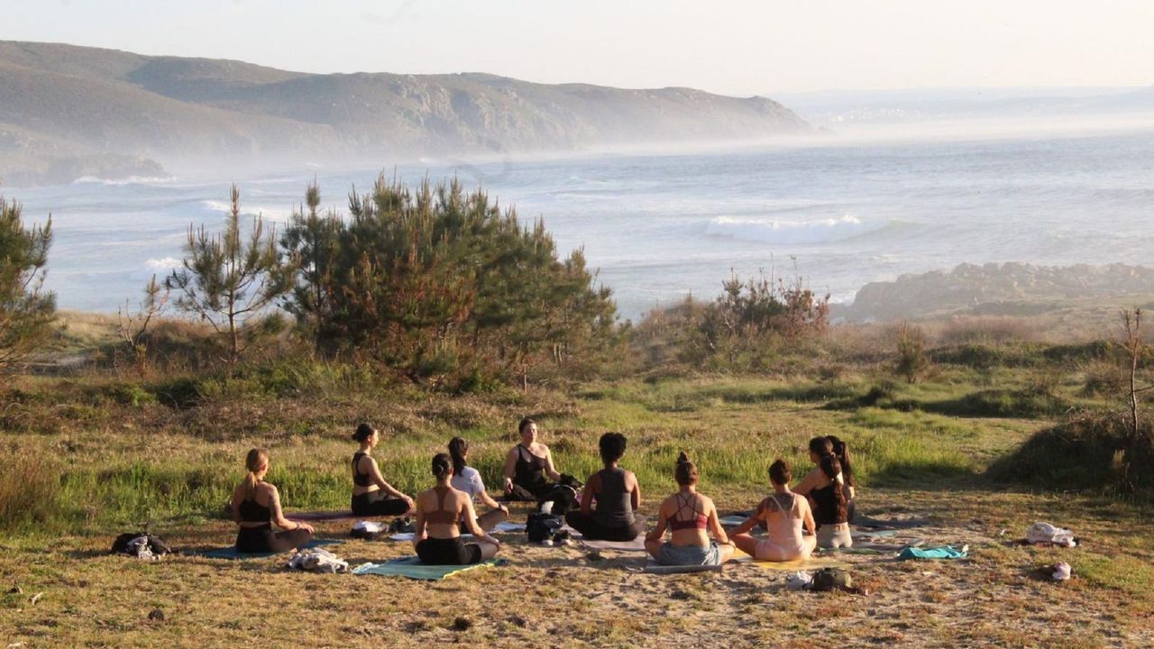 Bembrive.En la imagen, una sesin de yoga de Ashtanga Corua en la costa de Ferrol