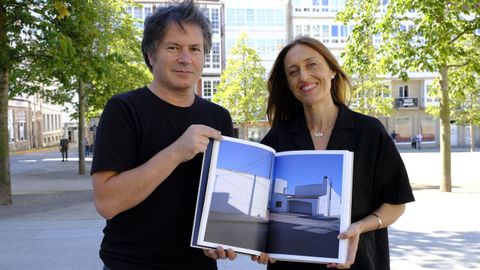 La arquitecta Ana Amado y Andrés Patiño con su obra «Habitar el agua»
