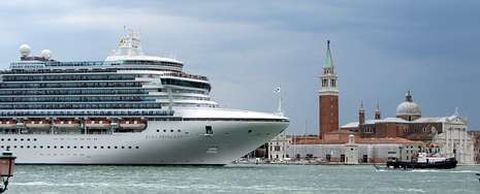 Cada ao ms de mil buques de gran tonelaje entran por el Gran Canal a pesar de la fragilidad que muestra Venecia. 