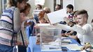 Personas votando en una mesa electoral en Lugo, en una imagen de archivo