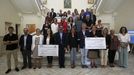 Al finalizar el acto, los premiados se hicieron una foto de familia con el alcalde y el resto de los asistentes