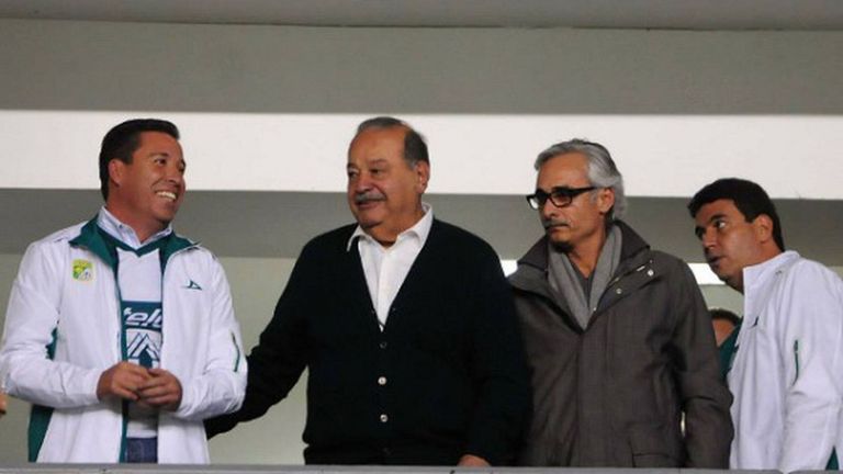 Carlos Slim, de negro, con Jesús Martínez Patiño y Arturo Elías a su derecha, en una imagen de archivo