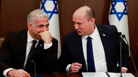 El primer ministro israeli, Naftali Bennett, charla con el ministro de Exteriores, Yair Lapid.