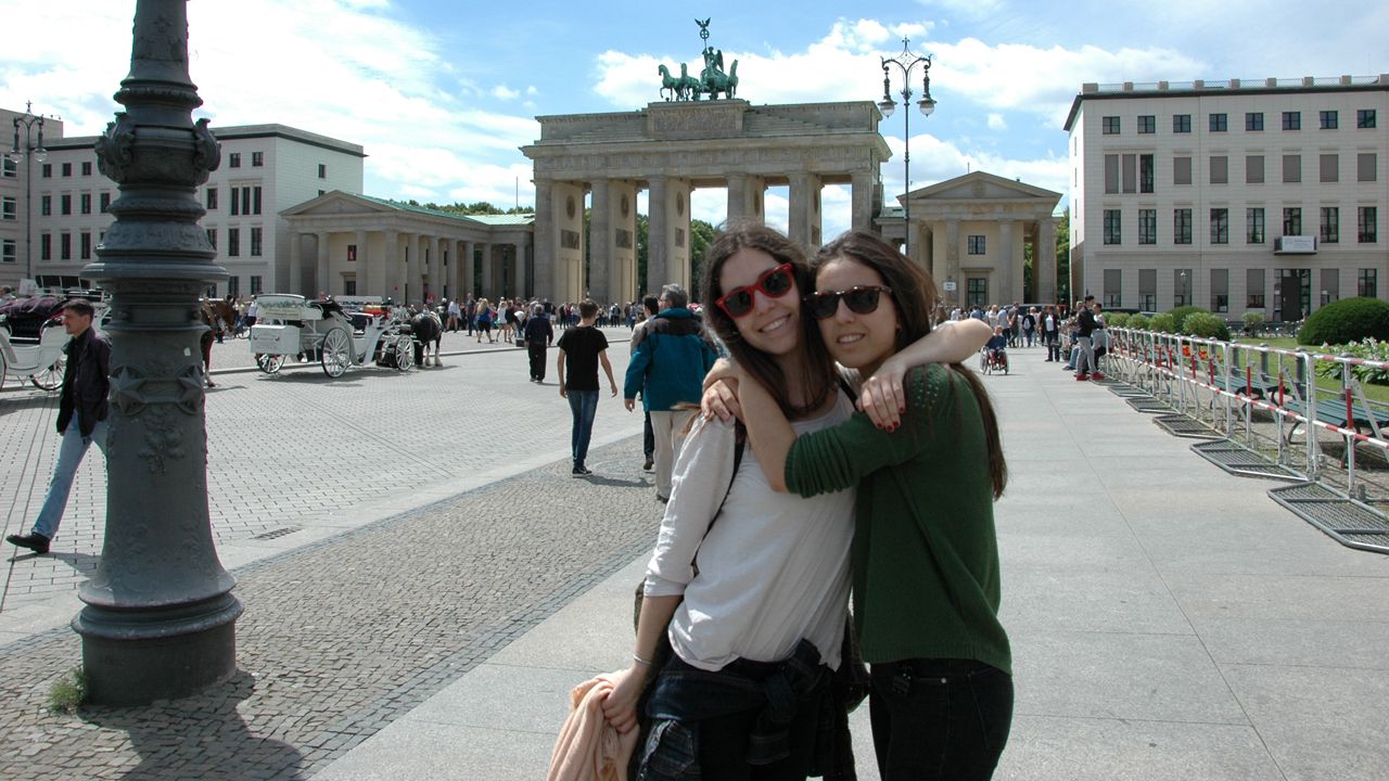 Ainhoa Hevia junto a su prima Sara Fern�ndez delante de la Puerta de Brandenburgo