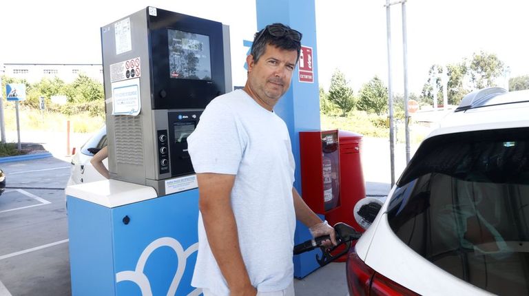 Quince euros más por tanque de gasoil dependiendo de la gasolinera: «Para irnos de vacaciones vine a llenar a la más barata»