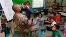 La sorpresa de un militar de la Brilat recien llegado de Mali a su hijo de 8 años