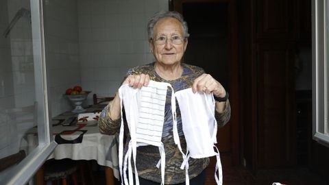 Carmen Fernndez, vecina de Laza, confecciona mascarillas para sus vecinos