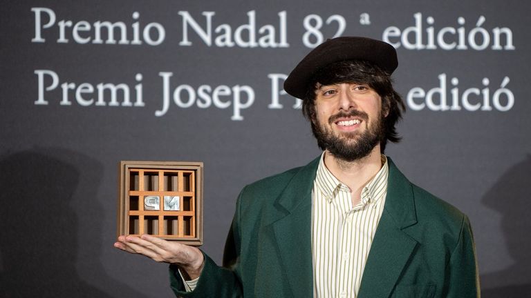 David Uclés gana el premio Nadal con una fantasmagoría sobre la posguerra