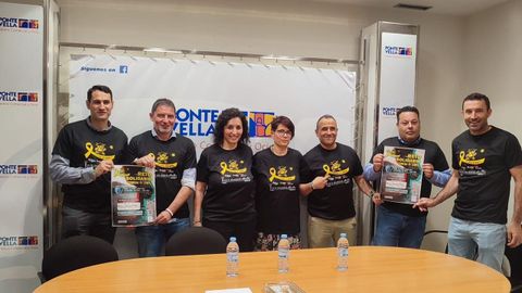 Acto de presentación del reto solidario 120 km de ilusión en el Centro Comercial Ponte Vella de Ourense.