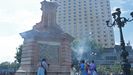 Mujeres mazahuas queman incienso en el pedestal donde se encontraba el monumento de Cristóbal Colón en Ciudad de México