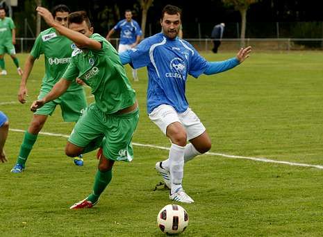 Iv�n Gonz�lez, a la derecha, trata de llegar al bal�n en un partido en el municipal de O Savi�ao.