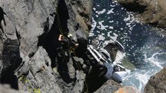 Un bombero de Ferrol descendiendo por los acantilados para averiguar si en el interior del vehículo había alguna persona