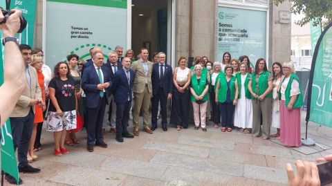 Foto de familia de la inauguracin de la nueva sede de la AECC en Ourense
