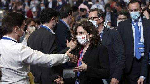 Ayuso, entrando en el Palacio de Congresos de Sevilla