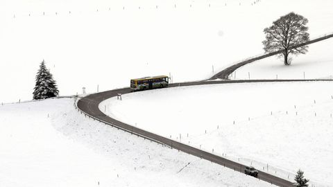 Un autobs circula por un paisaje nevado en Hofsgrund, Alemania
