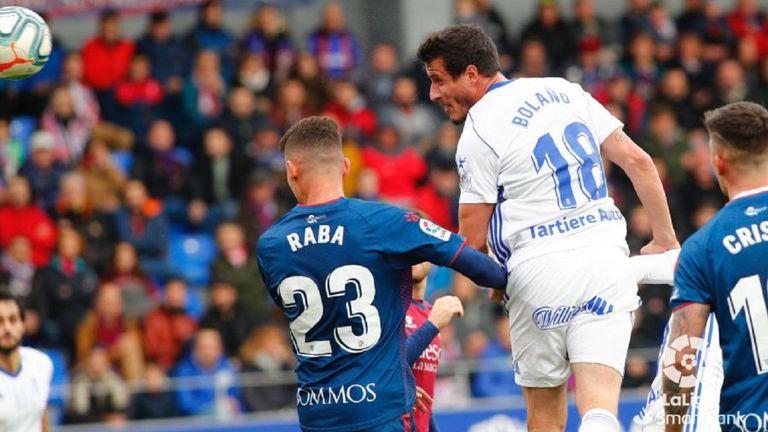Christian Fernández remata para anotar el 2-1 ante el Huesca