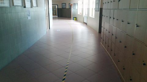 Un pasillo del instituto Jovellanos, con las marcas de separacin en el suelo