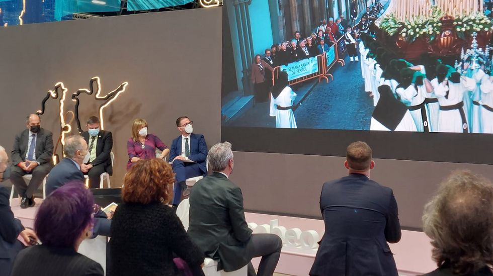 El alcalde de Sanxenxo, Telmo Martn, frente a uno de los carteles promocionales del municipio en Fitur