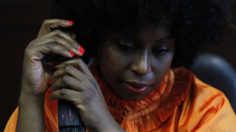 Investigan la muerte por presunta negligencia médica del hijo de Chimamanda Ngozi Adichie