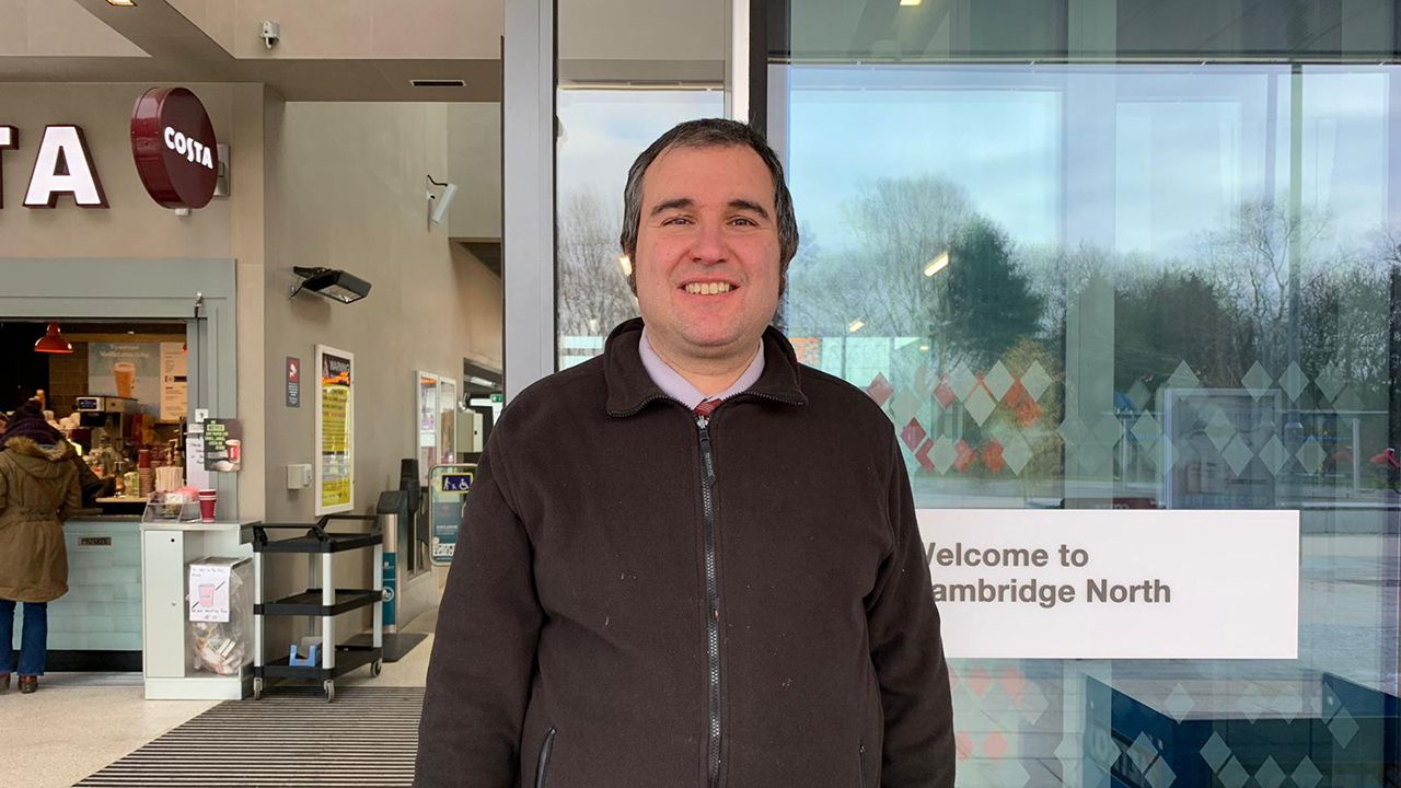 El gijons Emilio Gmez en la entrada de la estacin de trenes de Cambridge, donde trabaja