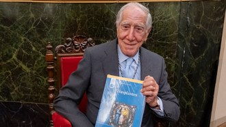 Enrique Moreno, con un ejemplar del �ltimo manual publicado, �Trasplantes�, durante su presentaci�n en la Ranme.