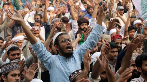 Simpatizantes del partido islámico Tehrik Labaik Ya RasoolAllah (TLP) protestan en contra de la absolución por el Tribunal Supremo de la cristiana Asia Bibi, en Lahore (Pakistán)