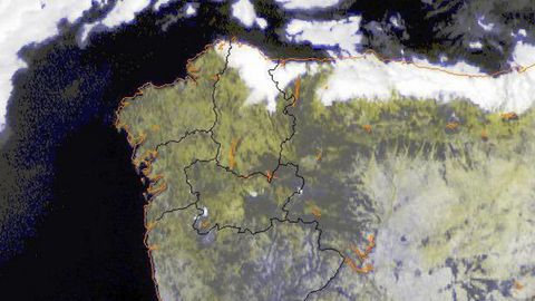 El viento del nordés genera una nube perpetua sobre la costa de Lugo mientras que en el resto de la comunidad el cielo está despejado