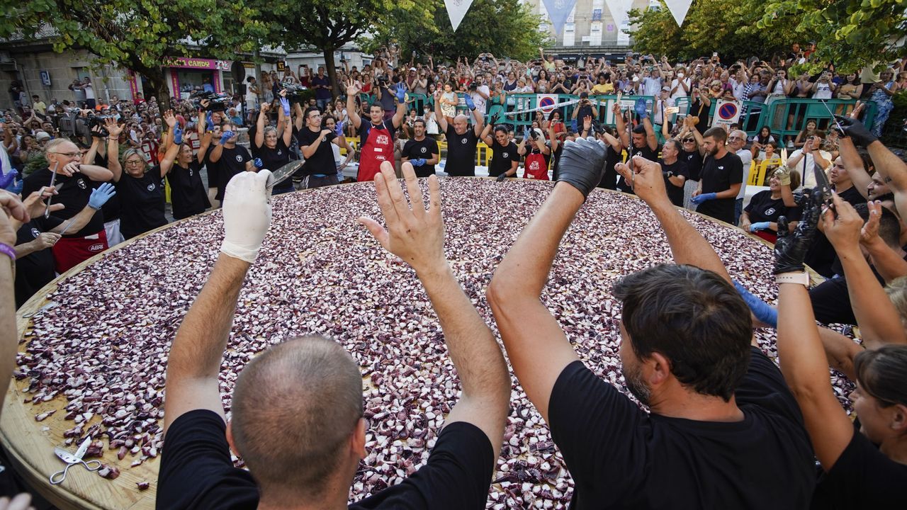 Una treintena de pulpeiros llenaron a rebosar un plato de 5,37 metros de dimetro.