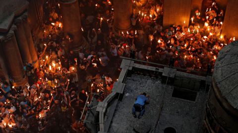 Fieles sosteniendo velas durante la ceremonia ortodoxa del fuego santo en la Iglesia del Santo Sepulcro de Jerusaln (Israel).