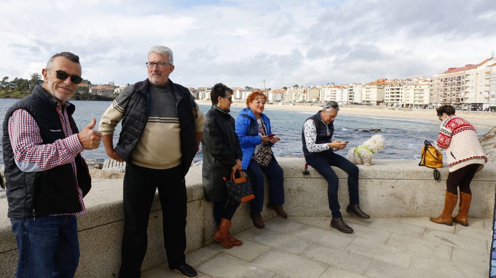 Un grupo de amigos de los muchos que ayer se acercaron por Sanxenxo aprovechando el festivo