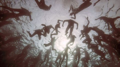 Nadadores, en Marsella, esperando a que empiece una competicin de natacin