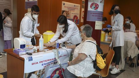 Enfermeros toman la tensión en el Clínico de Santiago por el día internacional de la enfermería en foto de archivo