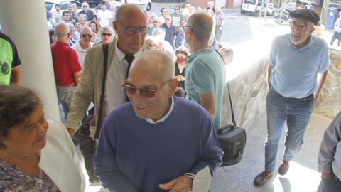Rafael Pillado, acompañado de Cristina Almeida y de su letrado, a la entrada en el juzgado.