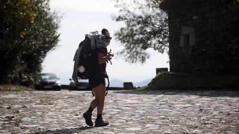 Una peregrina, ese verano en el tramo del Camino de Santiago que pasa por la aldea de O Cebreiro